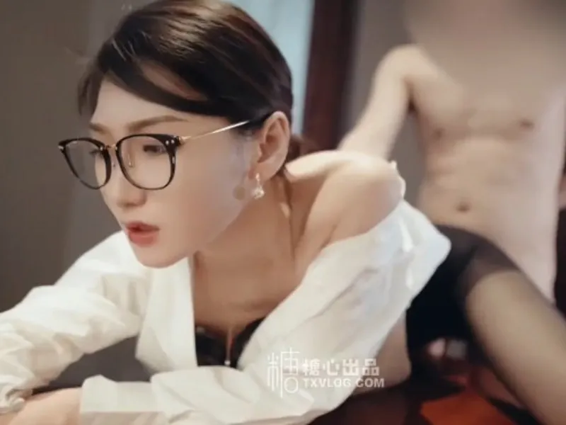 Vào phòng riêng được tiền bối nữ nứng liếm chim cho