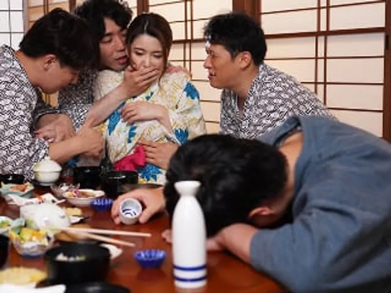 đưa vợ yêu đi suối nước nóng, người chồng không biết người vợ bị người khác trả bài sấp mặt