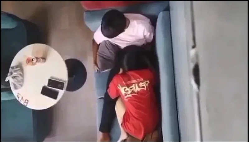 Quay lén eny liếm liếm cho tình nhân nơi công cộng