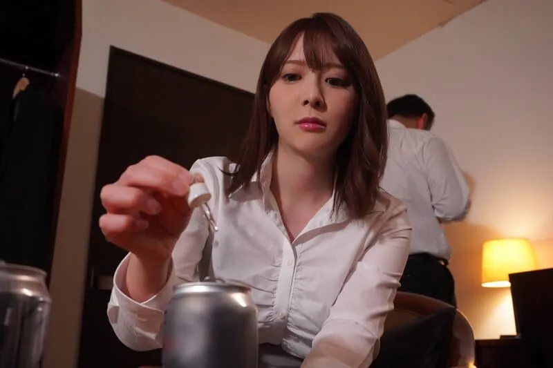 Chuyện lạ khi em thư ký chuốc thuốc anh trưởng phòng để nắc trong chuyến công tác