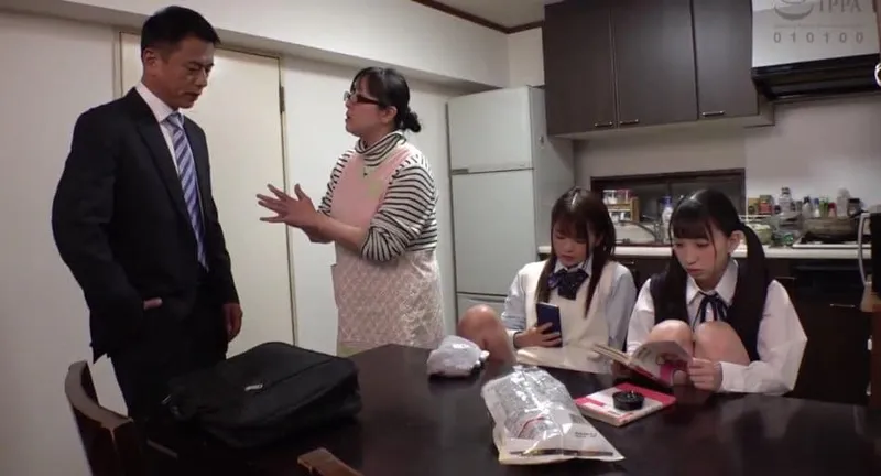 Ngày đầu gặp mặt bố dượng đã nện 2 nàng nhỏ riêng của vợ