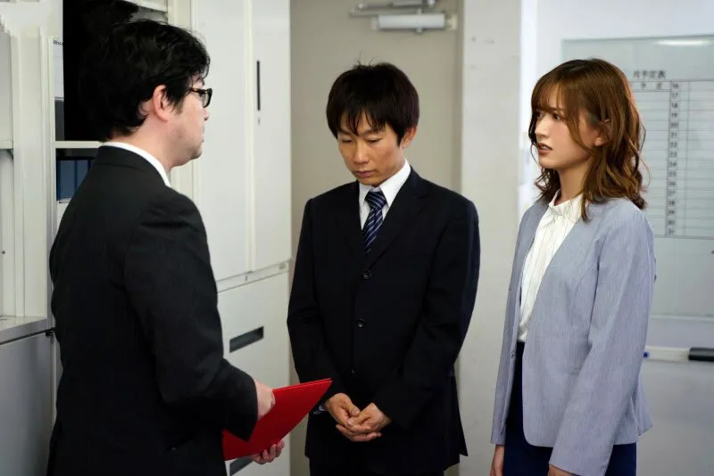 Nghi ngờ người vợ địt nhau với thực tập sinh, ông chồng lắp camera và cái kết bất ngờ