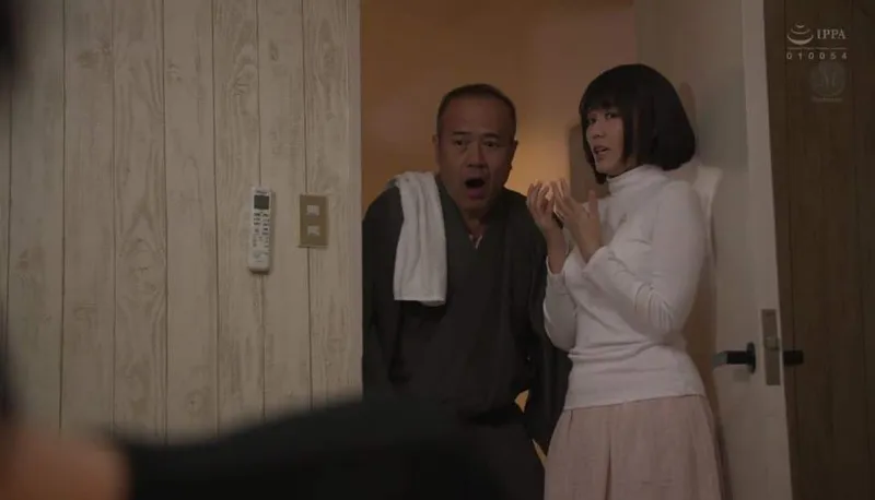 Bố anh xã gài bẫy vợ của con trai để tống tình mỗi ngày