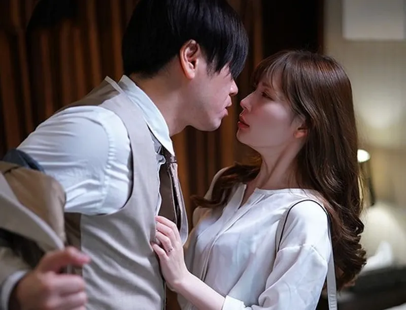 Tiền bối thầm yêu em thư ký đã có chồng yêu và kế hoạch cho chuyến công tác