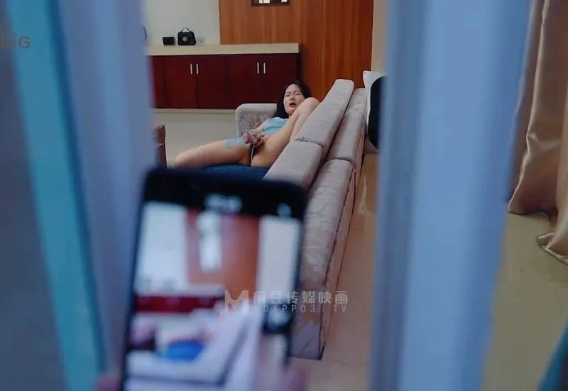 đột nhập xoạc em nhà bên đang thủ dâm