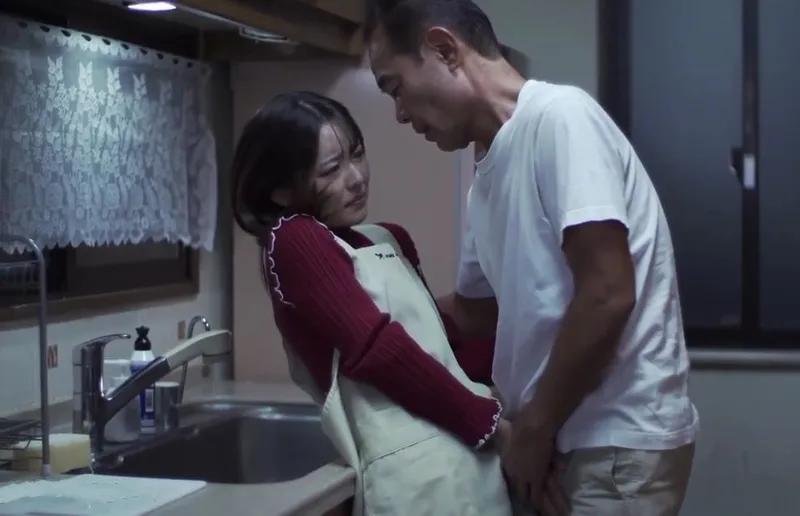 Chồng đi làm cô vợ ở nhà bị gã chủ tịch khu phố đến nhà cưỡng bức