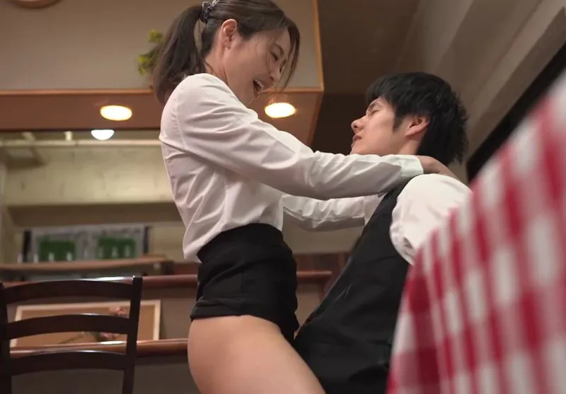 Cậu trai trẻ địt cô đồng nghiệp có ông xã nhưng ông xã “yếu”