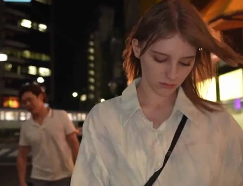 Trêu chọc cô bạn gái tây không được, thanh niên biến thái bắt cóc về nhà