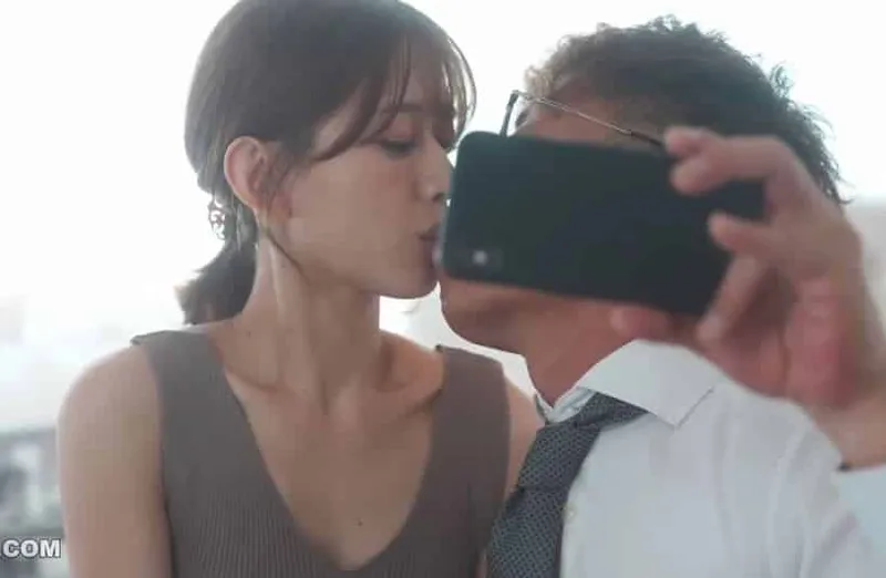 Thấy người vợ hơi lạ, ông chồng xem điện thoại vợ yêu và thấy cảnh địt với cấp trên của mình