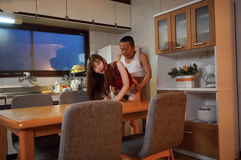 Con gái bị người chồng mới của má nắc mỗi ngày, cho dù đã có người yêu