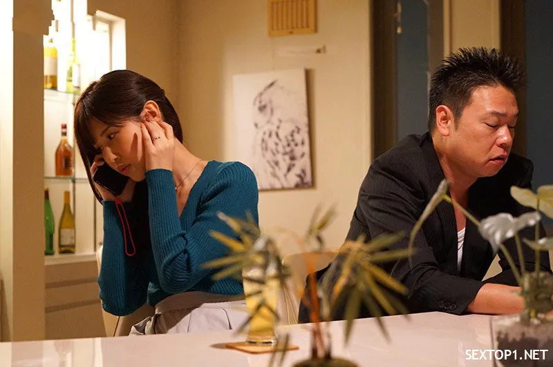 Chồng yếu, người vợ tìm đến bạn gái củ