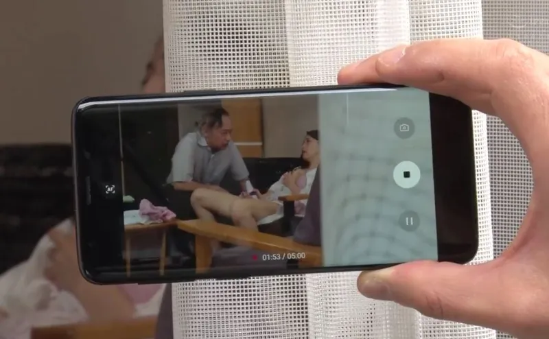 Người tình của con trai gian díu với bố chồng yêu bị gã quản lý khu phố phát hiện