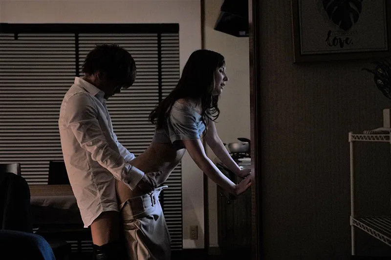 Tiền bối đi công tác, cậu nhân viên đến nhà trả bài cô vợ ông ấy