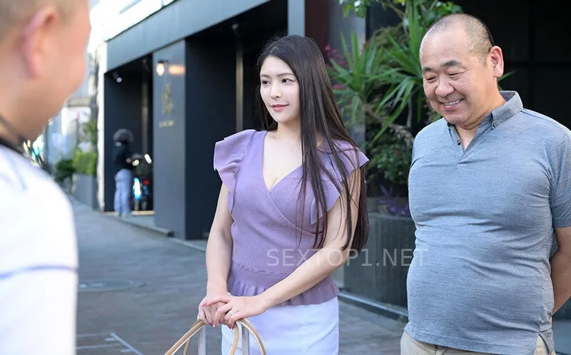 Thấy người vợ của nhân viên đẹp quá, quản lý lại có sở thích xoạc bà xã người khác nên đã…